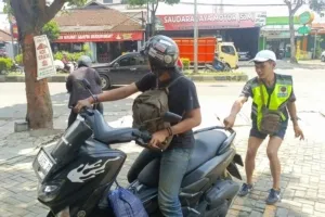 Dishub Surabaya Tertibkan Parkir Nakal dan Derek Kendaraan Ilegal