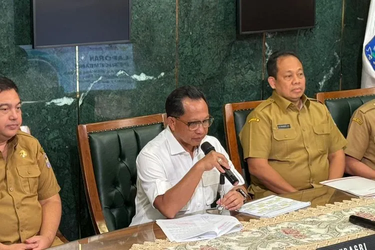 Mendagri Bocorkan Isi Telepon dengan Bupati Aceh Selatan yang Umrah Tanpa Izin 1 Mendagri Bocorkan Isi Telepon dengan Bupati Aceh Selatan yang Umrah Tanpa Izin