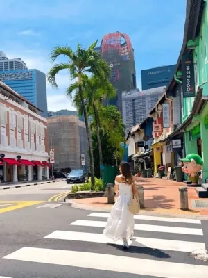 8 Potret Bella Graceva Berjalan-Jalan di Chinatown Singapura