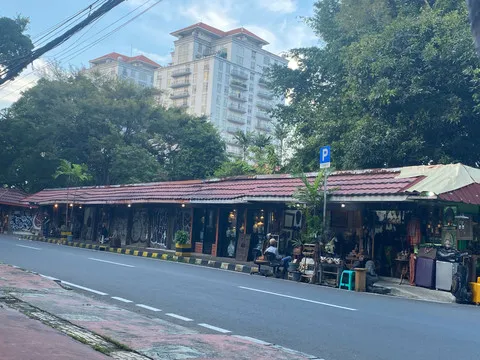 Cerita pedagang pasar antik di Jalan Surabaya: Bertahan meski makin sepi