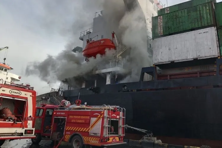 Kapal kontainer terbakar di Tanjung Perak Surabaya, tak ada korban jiwa 1 Kapal kontainer terbakar di Tanjung Perak Surabaya, tak ada korban jiwa