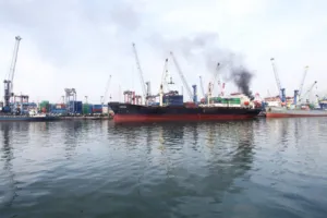 Ruang mesin dan penyimpanan BBM kapal kontainer di Surabaya terbakar