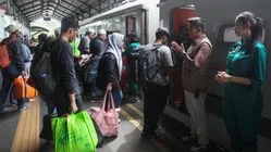 Penumpang angkutan umum Nataru 2025 tembus 10 juta orang, kereta api paling favorit