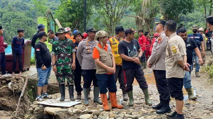 Banjir bandang hancurkan Sukabumi, satu rumah hilang & 5 rusak parah, sawah tertutup lumpur dan batu 1 Banjir bandang hancurkan Sukabumi, satu rumah hilang & 5 rusak parah, sawah tertutup lumpur dan batu