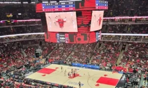 ChicagoBullsBasketballGameatUnitedCenter.jpg ChicagoBullsBasketballGameatUnitedCenter