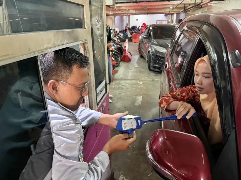 Parkir Digital Resmi Diterapkan, Posisi Tukang Parkir Terancam Hilang Mulai 2026