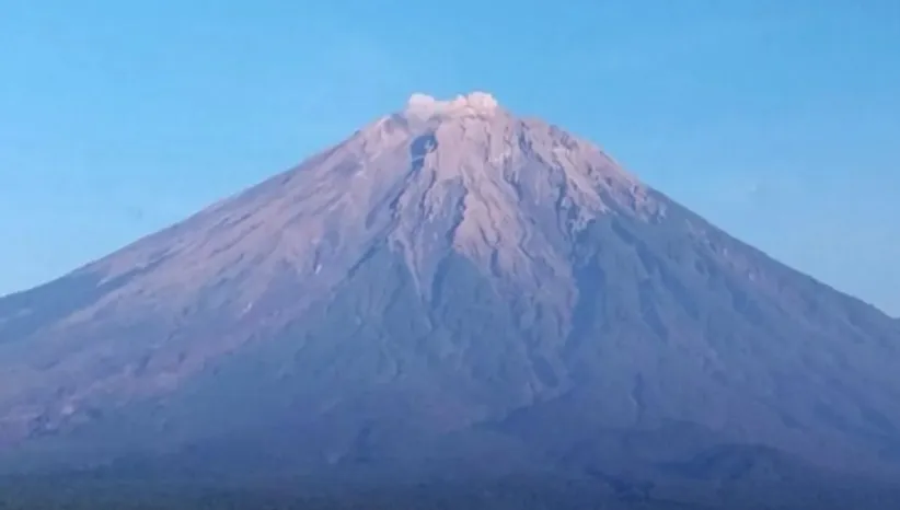 Peristiwa Erupsi Gunung Semeru kembali meletus dengan letusan setinggi 900 meter 1 Erupsi Gunung Semeru kembali meletus