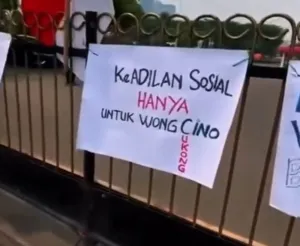 Tulisan Bernuansa SARA,  Aksi Surat Ijo di Balai Kota Surabaya Panas