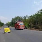 Ilustrasi-truk-pengangkut-barang-melewati-ruas-jalan-nasional-Lumajang-Probolinggo.jpg Ilustrasi truk pengangkut barang melewati ruas jalan nasional Lumajang Probolinggo