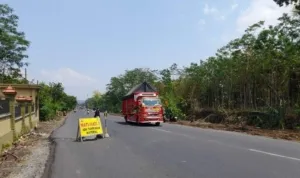 Ilustrasi truk pengangkut barang melewati ruas jalan nasional Lumajang Probolinggo