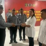 Kalapas Klas IIB Pasir Pangaraian Bahtiar Sitepu menyerahkan remisi Natal 2023 kepada seorang WBP