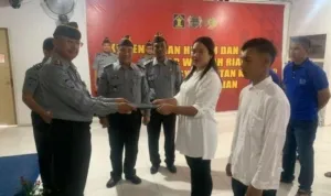 Kalapas_Klas_IIB_Pasir_Pangaraian_Bahtiar_Sitepu_menyerahkan_remisi_Natal_2023_kepada_seorang_WBP.jpg Kalapas Klas IIB Pasir Pangaraian Bahtiar Sitepu menyerahkan remisi Natal 2023 kepada seorang WBP