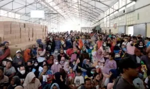 Kantor Pos Kebonrojo Surabaya dipenuhi penerima BLT