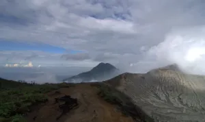 Mount-Ijen-in-Banyuwangi-Indonesia.jpg Pendaki Hilang di Kawah Ijen, Tim SAR