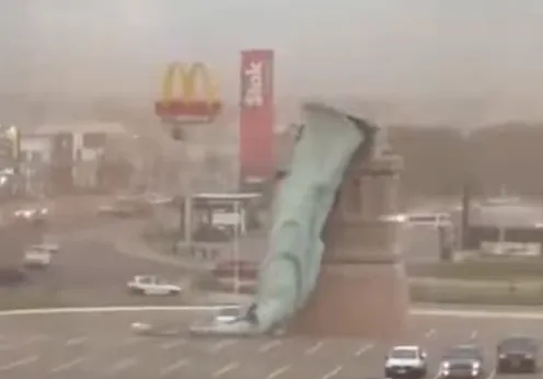 Patung Liberty tumbang