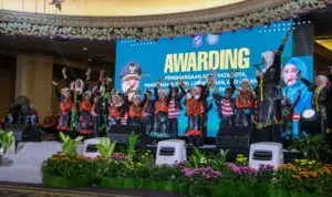 Pemkot Surabaya Berikan Apresiasi Pemkot Surabaya Berikan Apresiasi Kepada Sekolah