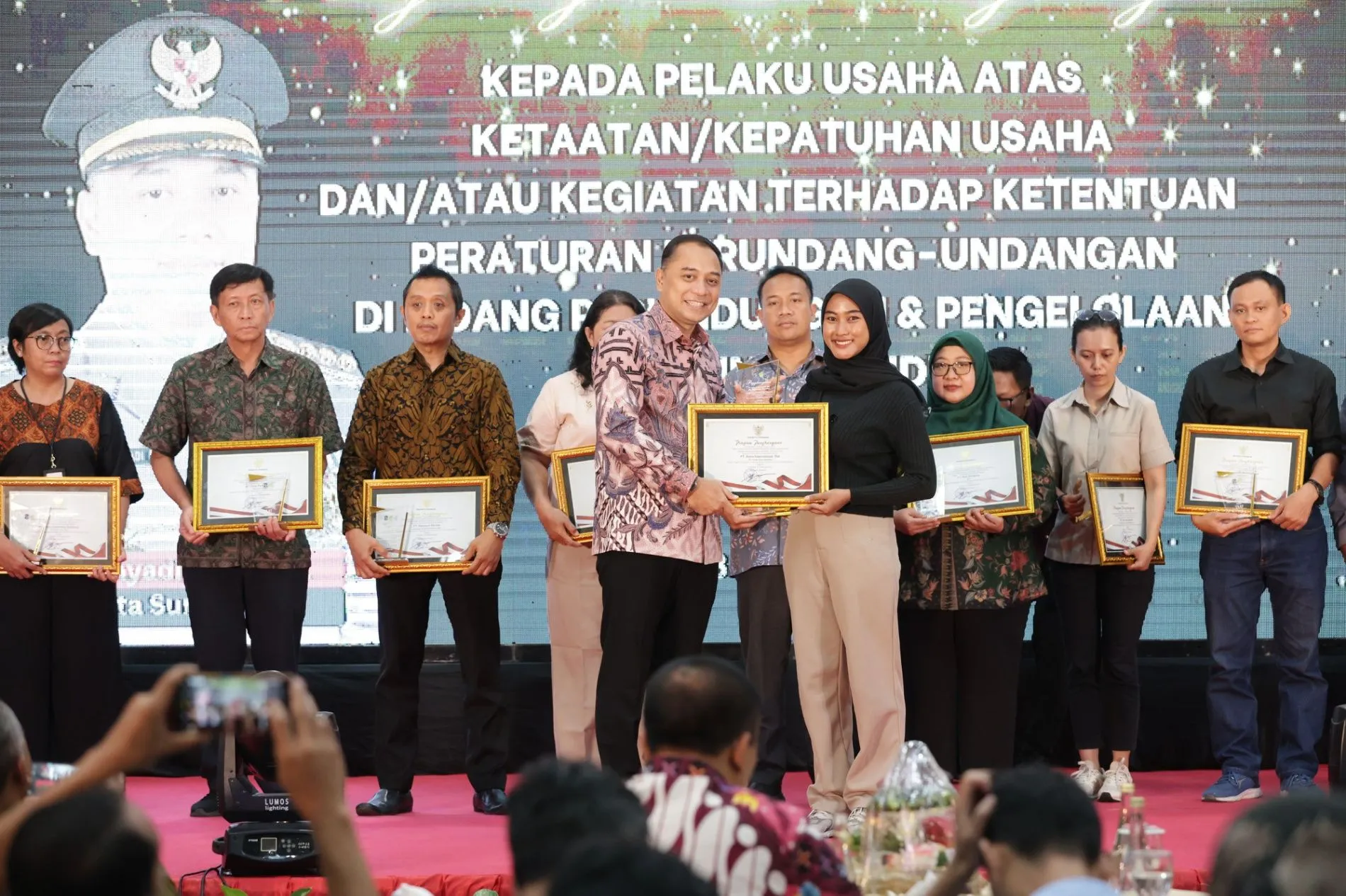Pemkot Surabaya Berikan Penghargaan