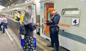 Petugas_Stasiun_KAI.jpg Angkutan Lebaran Mudik Lebaran 2026 , Stasiun Surabaya Gubeng