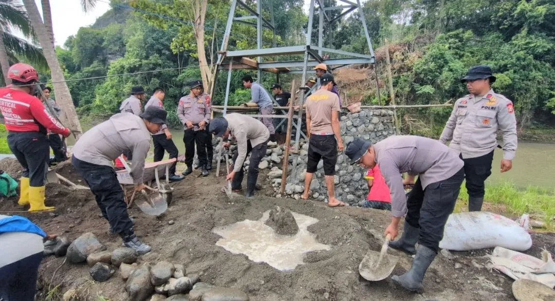 POLRI GERAK CEPAT RESPON PIDATO PRESIDEN PRABOWO, SATBRIMOBDA SULSEL BANGUN JEMBATAN GANTUNG DI SOPPENG