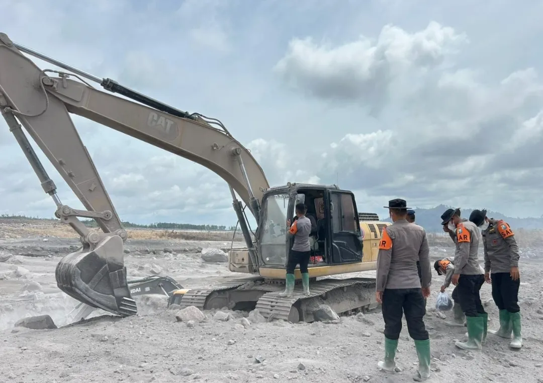 Polda Jatim Libatkan Personel Gabungan Perbaiki Tanggul Sungai di Curah Kobokan Lumajang