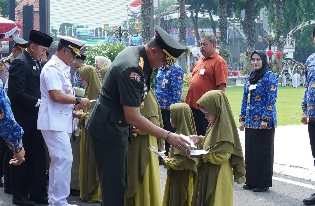 Pangdam V/Brawijaya Hadiri Upacara HUT Ke-54 Korpri Wujudkan ASN Profesional dan Berintegritas 1 Pangdam V/Brawijaya Hadiri Upacara HUT Ke-54 Korpri Wujudkan ASN Profesional dan Berintegritas