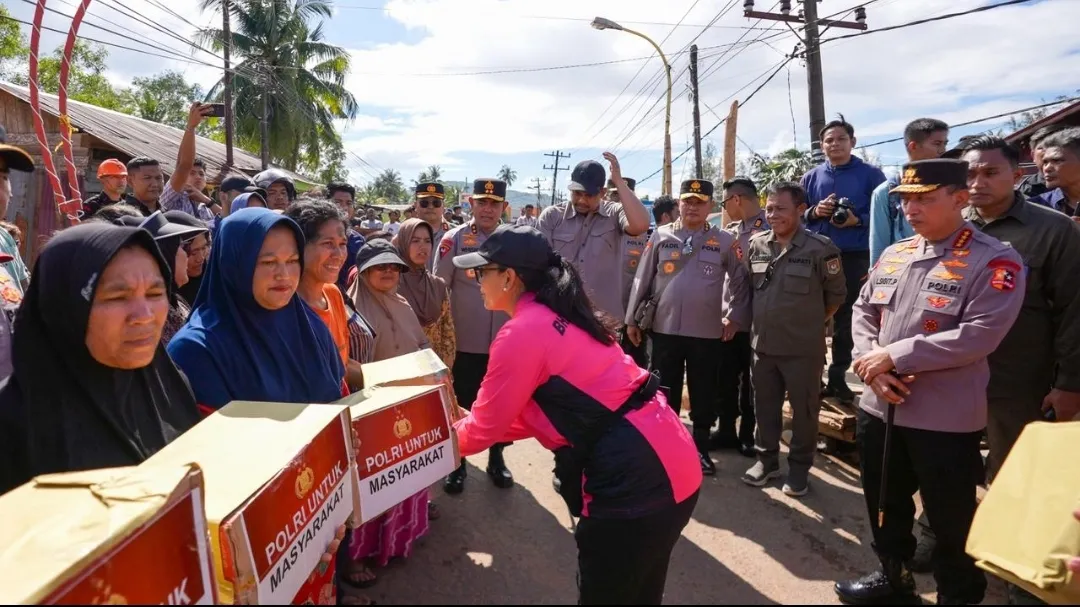 Ketum Bhayangkari Beri Bantuan hingga Hibur Anak-anak Korban Bencana di Tapanuli Tengah 1 Ketum Bhayangkari Beri Bantuan hingga Hibur Anak-anak Korban Bencana di Tapanuli Tengah