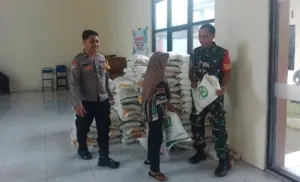 Sinergi di Garis Desa: TNI-Polri Dampingi Warga Terima Bantuan Pangan di Sukorejo Trenggalek