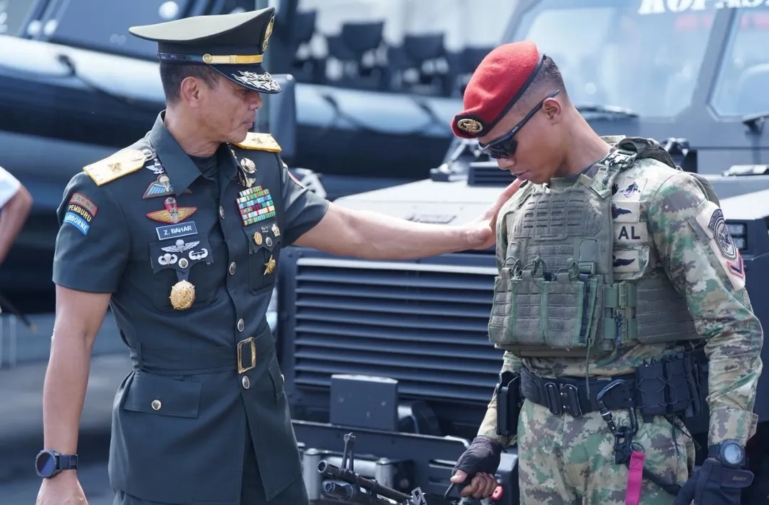 Kasdam V/Brawijaya Tunjukkan Sinergi Matra pada Upacara Hari Armada RI Tahun 2025