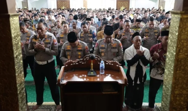 Polda Jatim Gelar Shalat Ghaib untuk Korban Bencana di Aceh Sumatera
