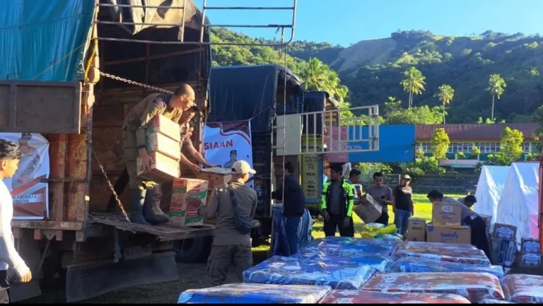 Polri Salurkan Puluhan Ribu Bantuan Logistik untuk Korban Bencana Alam di Sumatera Barat