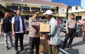 Sambut HUT Reserse ke-78, Polres Pelabuhan Tanjung Perak Bagikan Ratusan Sembako ke Tukang Becak dan Sosialisasi Call Center 110