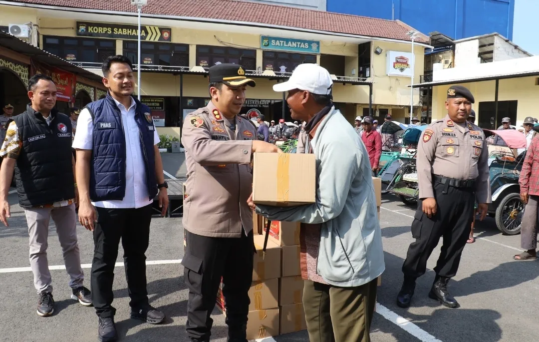 Sambut HUT Reserse ke-78, Polres Pelabuhan Tanjung Perak Bagikan Ratusan Sembako ke Tukang Becak dan Sosialisasi Call Center 110
