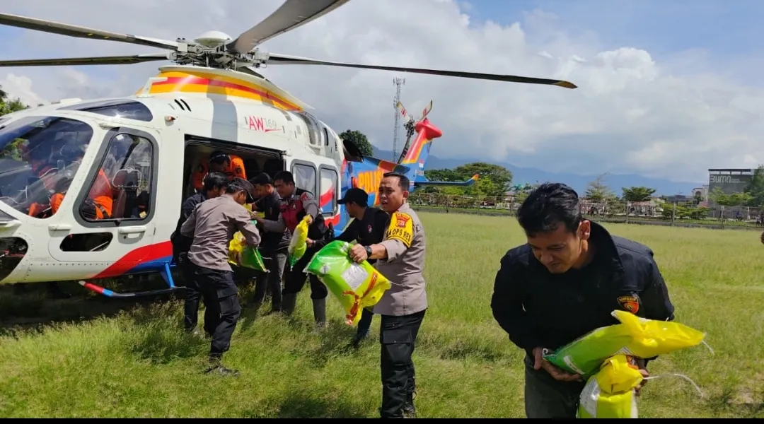 Polri Kirim Bantuan Logistik Via Udara, untuk Korban Banjir Aceh dan Sumatera Utar