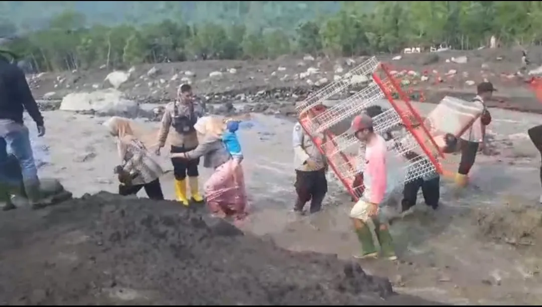 Polri Terus Evakuasi Warga dan Mengamankan Harta Benda di Candipuro