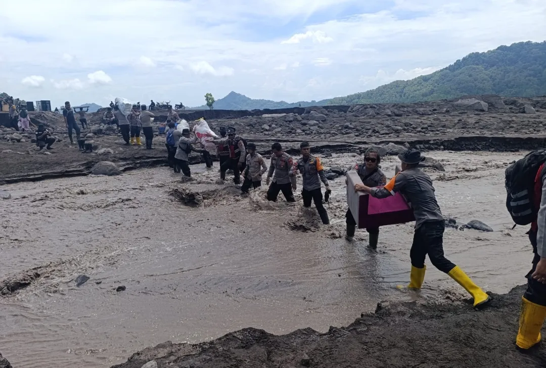 Personel Gabungan Polda Jatim Lakukan Aksi Kemanusiaan Pascabanjir Lahar Semeru di Lumajang 2 Screenshot 2025 12 08 13 46 54 492 com.whatsapp edit