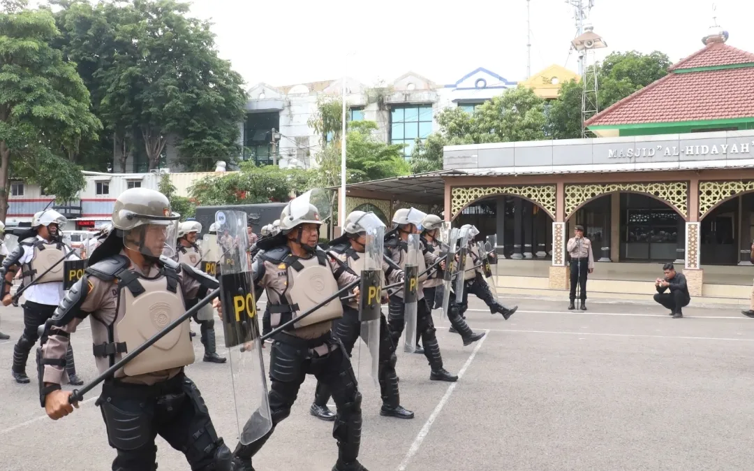 Kapolres Pelabuhan Tanjung Perak Pimpin Latihan Dalmas, Tunjukkan Empati pada Anggota.