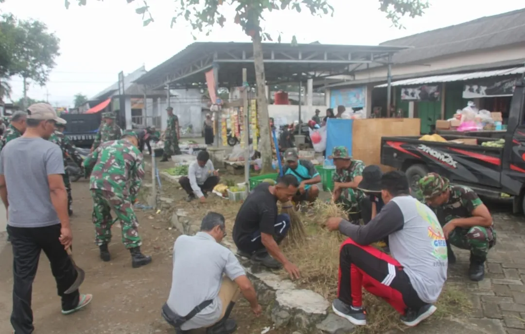 Kodim 0806/Trenggalek Bersih-Bersih Pasar 1 Kodim 0806/Trenggalek Bersih-Bersih Pasar