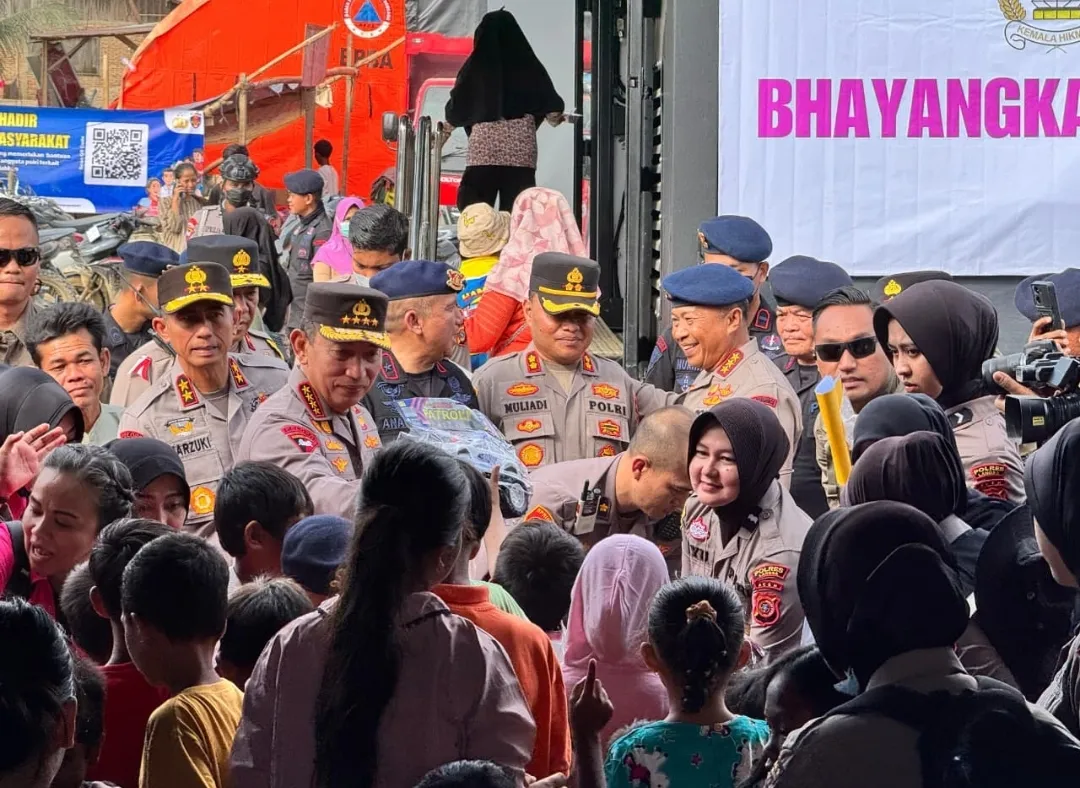 Kapolri Tinjau Posko Pengungsian di Aceh Tamiang, Salurkan Bantuan ke Korban Bencana 1 Kapolri Tinjau Posko Pengungsian di Aceh Tamiang, Salurkan Bantuan ke Korban Bencana