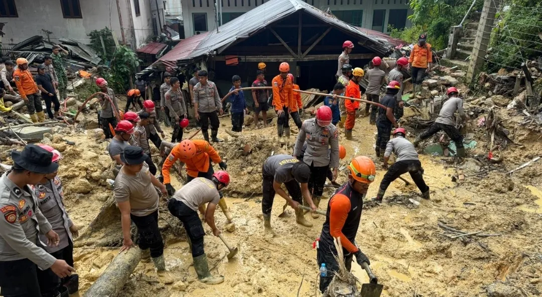 Den Perintis Korsabhara Baharkam Polri, Kerahkan 100 Personel Pengamanan dan Evakuasi Longsor di Sibolga 1 Den Perintis Korsabhara Baharkam Polri, Kerahkan 100 Personel Pengamanan dan Evakuasi Longsor di Sibolga