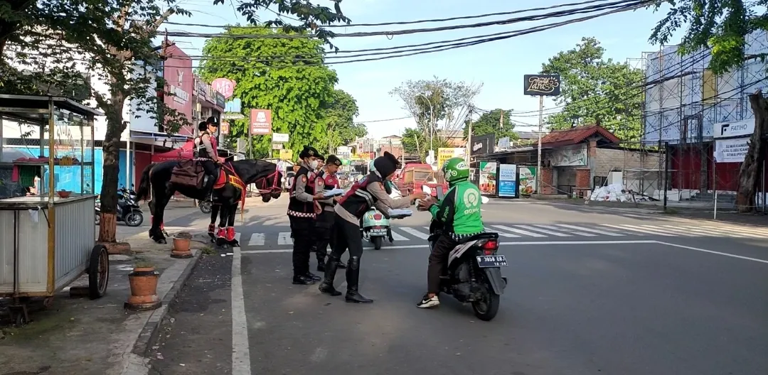 Korsabhara Baharkam Polri Konsisten Gelar "Jumat Berkah" untuk Warga Depok 1 Korsabhara Baharkam Polri Konsisten Gelar “Jumat Berkah” untuk Warga Depok