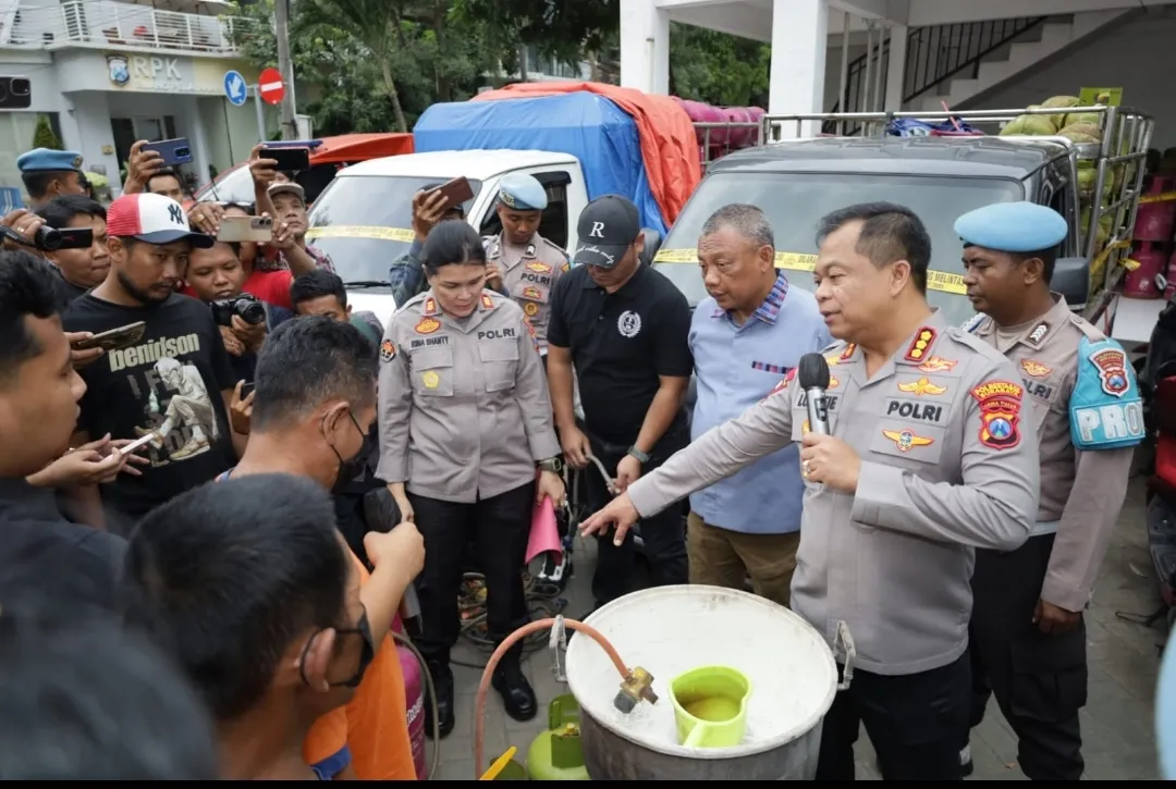 Polrestabes Surabaya Ungkap Sindikat Pengoplos LPG Bersubsidi 3kg ke 12kg 1 Polrestabes Surabaya Ungkap Sindikat Pengoplos LPG Bersubsidi 3kg ke 12kg
