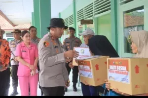 Kapolres Probolinggo Salurkan Bantuan untuk Warga Terdampak Banjir di Tiris