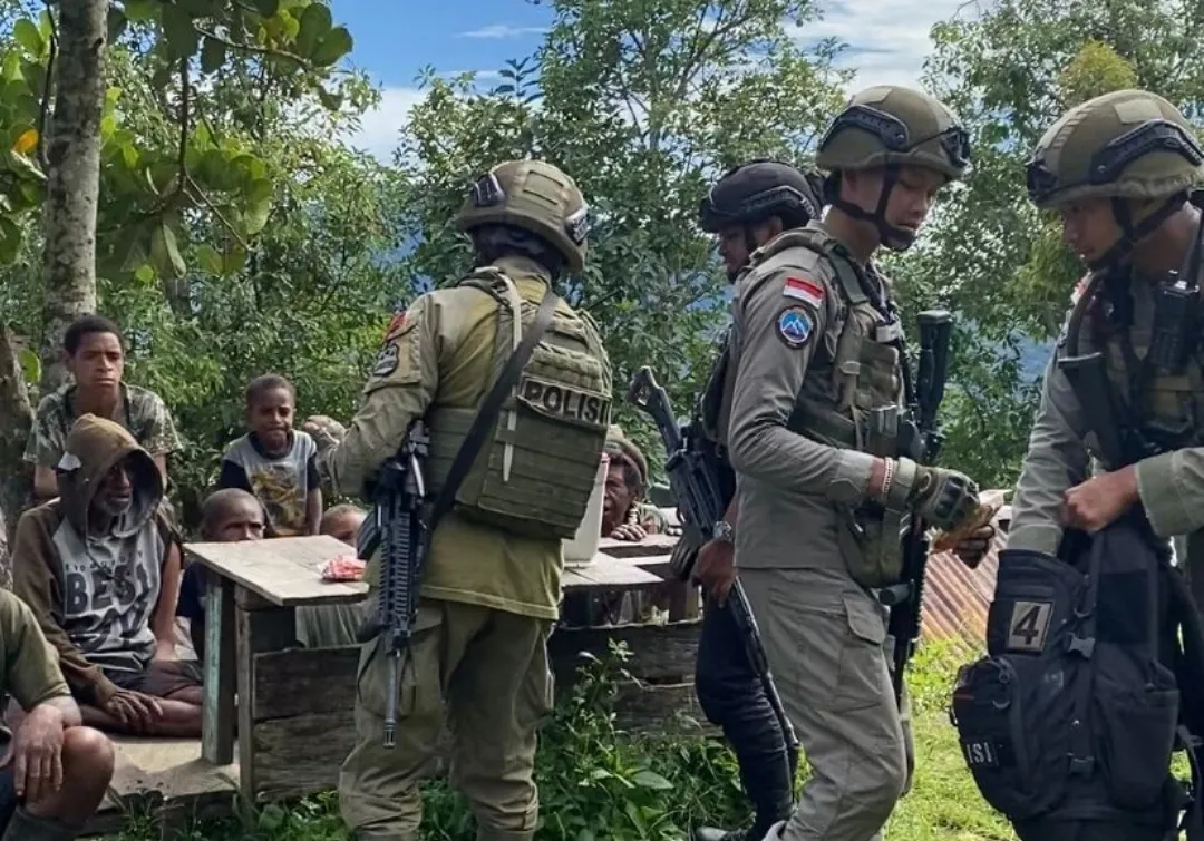 Patroli Humanis Satgas Ops Damai Cartenz di Kampung Apom Kiwirok, Pererat Kedekatan dengan Warga