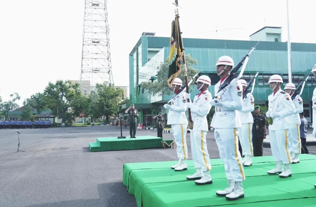 Pangdam V/Brawijaya Tegaskan Kemanunggalan Rakyat pada Upacara Hari Juang TNI AD 1 Pangdam V/Brawijaya Tegaskan Kemanunggalan Rakyat pada Upacara Hari Juang TNI AD