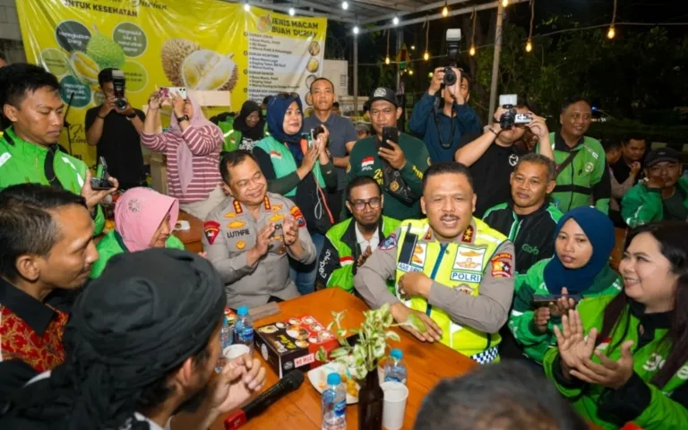 Kakorlantas Ngopi Bareng Driver Ojol Surabaya Sampaikan Pesan Kapolri