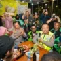 Kakorlantas Ngopi Bareng Driver Ojol Surabaya Sampaikan Pesan Kapolri