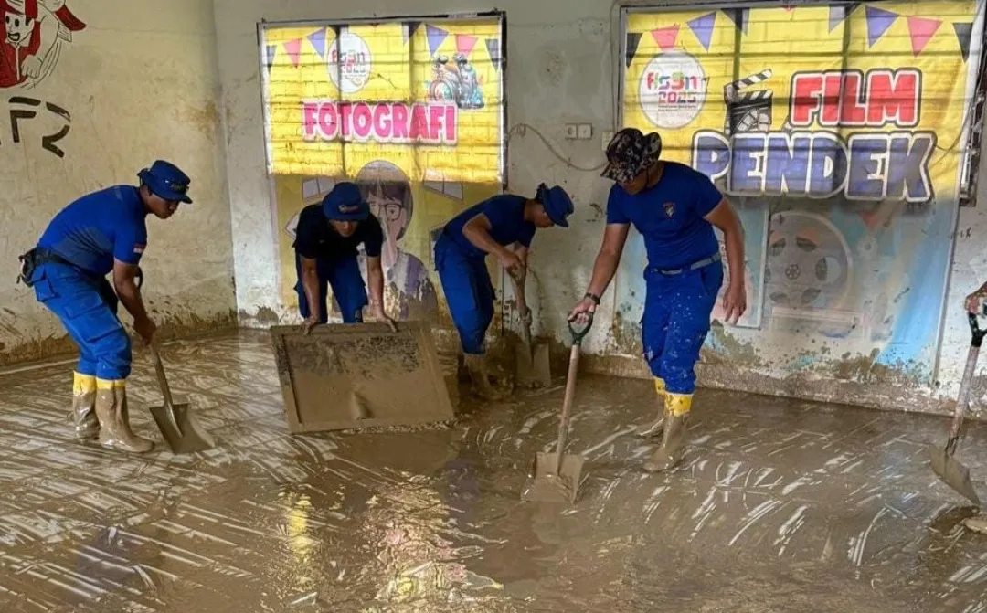Korpolairud Baharkam Polri Lakukan Normalisasi Sekolah Terdampak Lumpur di Padang Pariaman