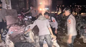 Personel Polri Bersihkan Lumpur dan Sampah Pascabanjir di Jalan Lintas Aceh Tamiang