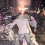 Personel Polri Bersihkan Lumpur dan Sampah Pascabanjir di Jalan Lintas Aceh Tamiang