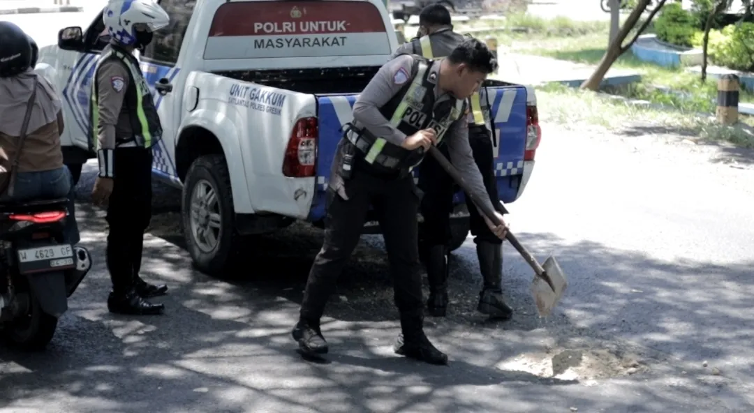 Polantas Polres Gresik Tambal Jalan Berlubang Demi Keselamatan Pengendara 1 Polantas Polres Gresik Tambal Jalan Berlubang Demi Keselamatan Pengendara